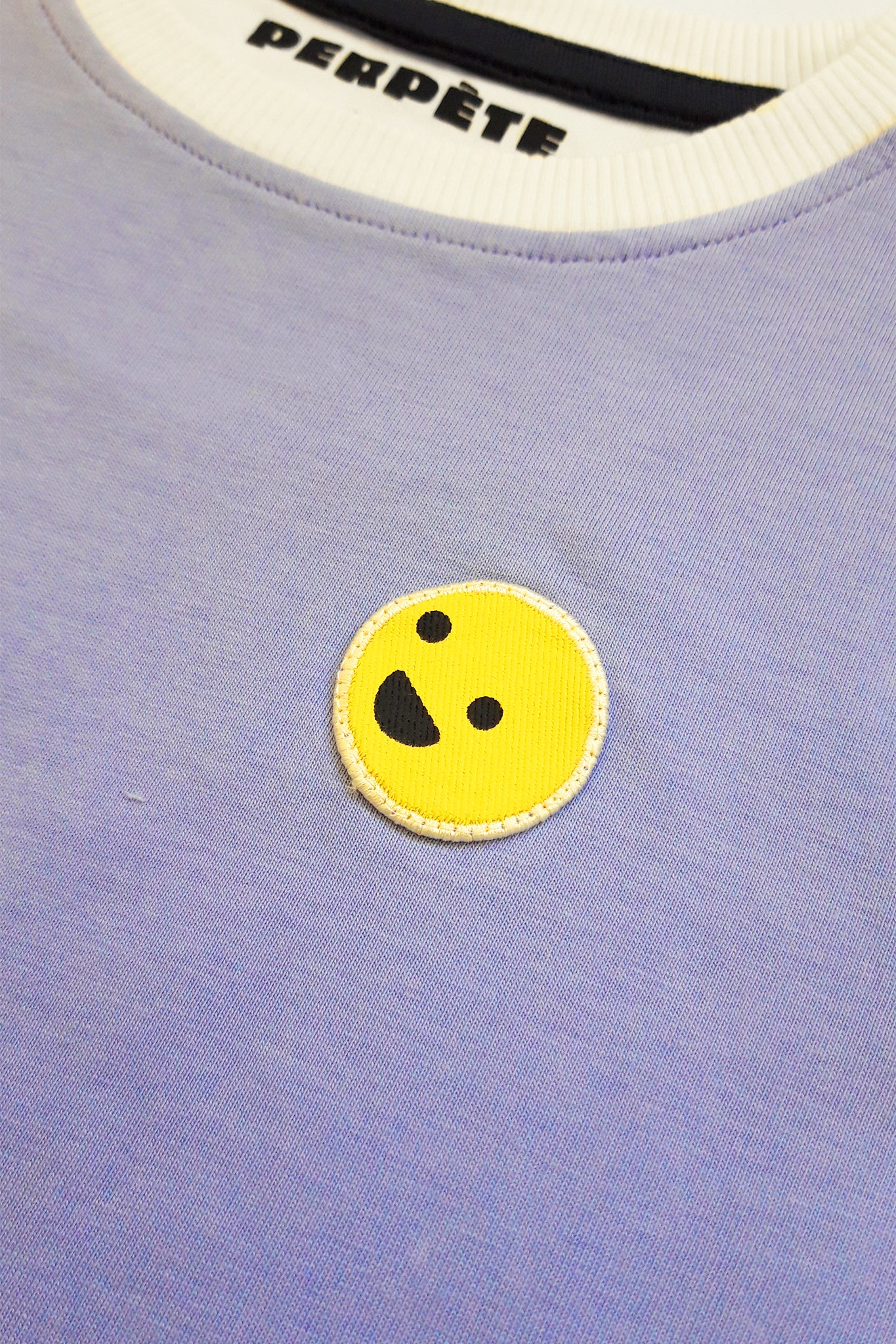 Zoom sur le tee-shirt Happy lilas