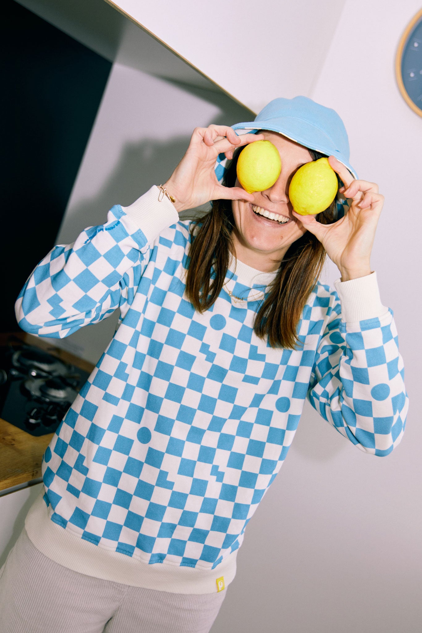 sweat-same-same-damier-femme-debout