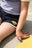 Le short Simply mixte marine porté par Catherine.