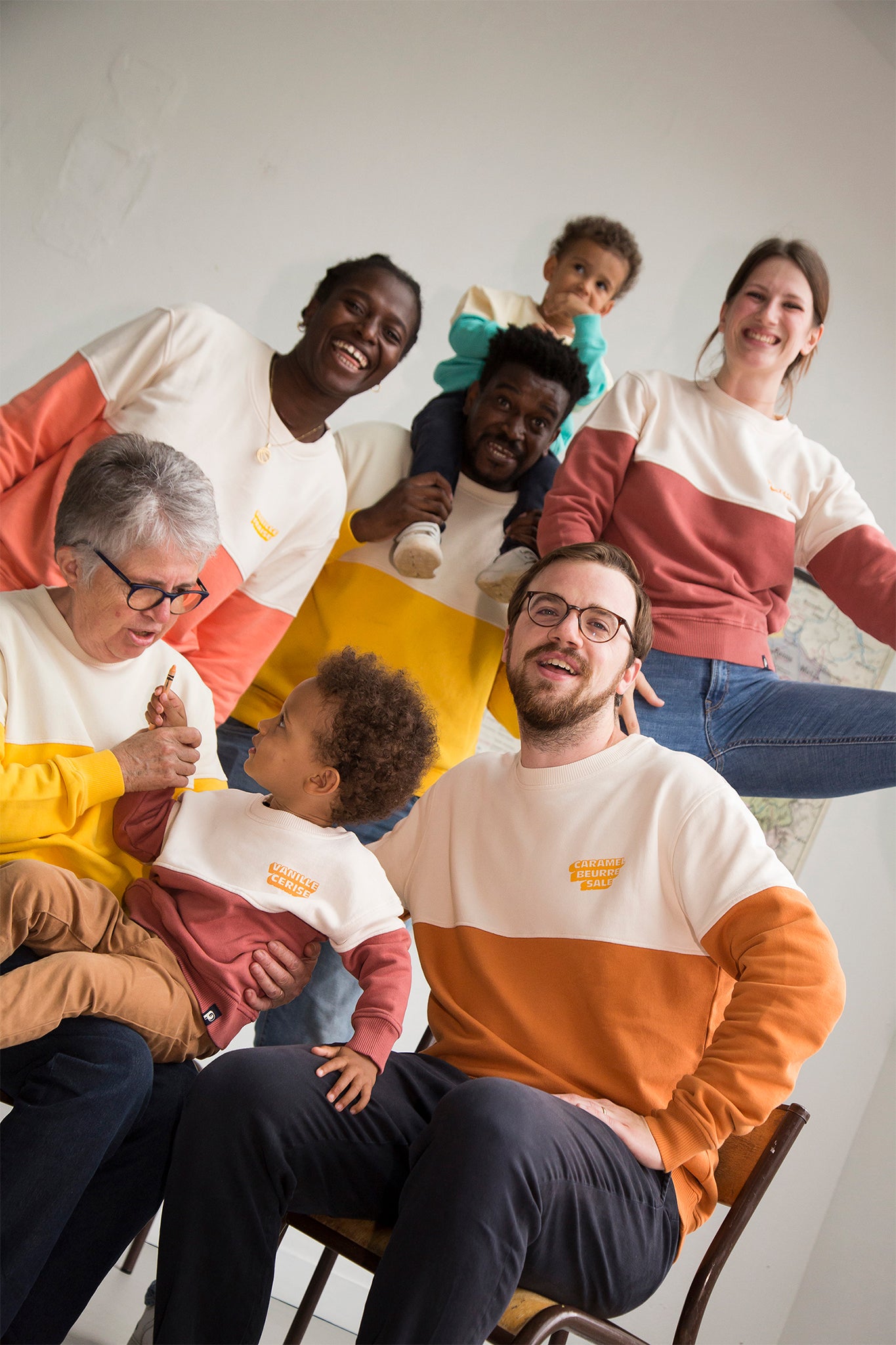 sweat-bicolore-rouge-groupe-debout-femme-homme