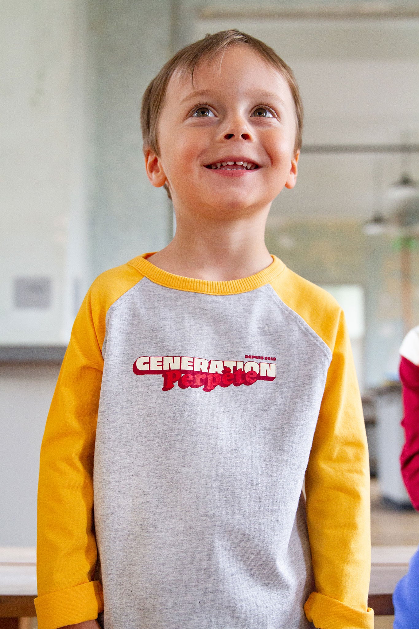 Perpète Tee-shirt Génération mixte en jersey coloris jaune et gris chiné porté par Léon. 