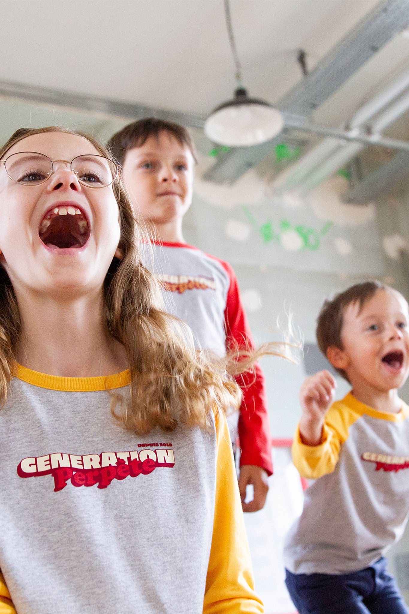 Perpète Tee-shirts Génération pour filles et garçons en coton bio. Ils sont portés par Léa, Gabin et Léon. 