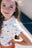 tee-shirt enfant imprimé bonbons, en coton bio, mixte, porté par Meilie vue de face