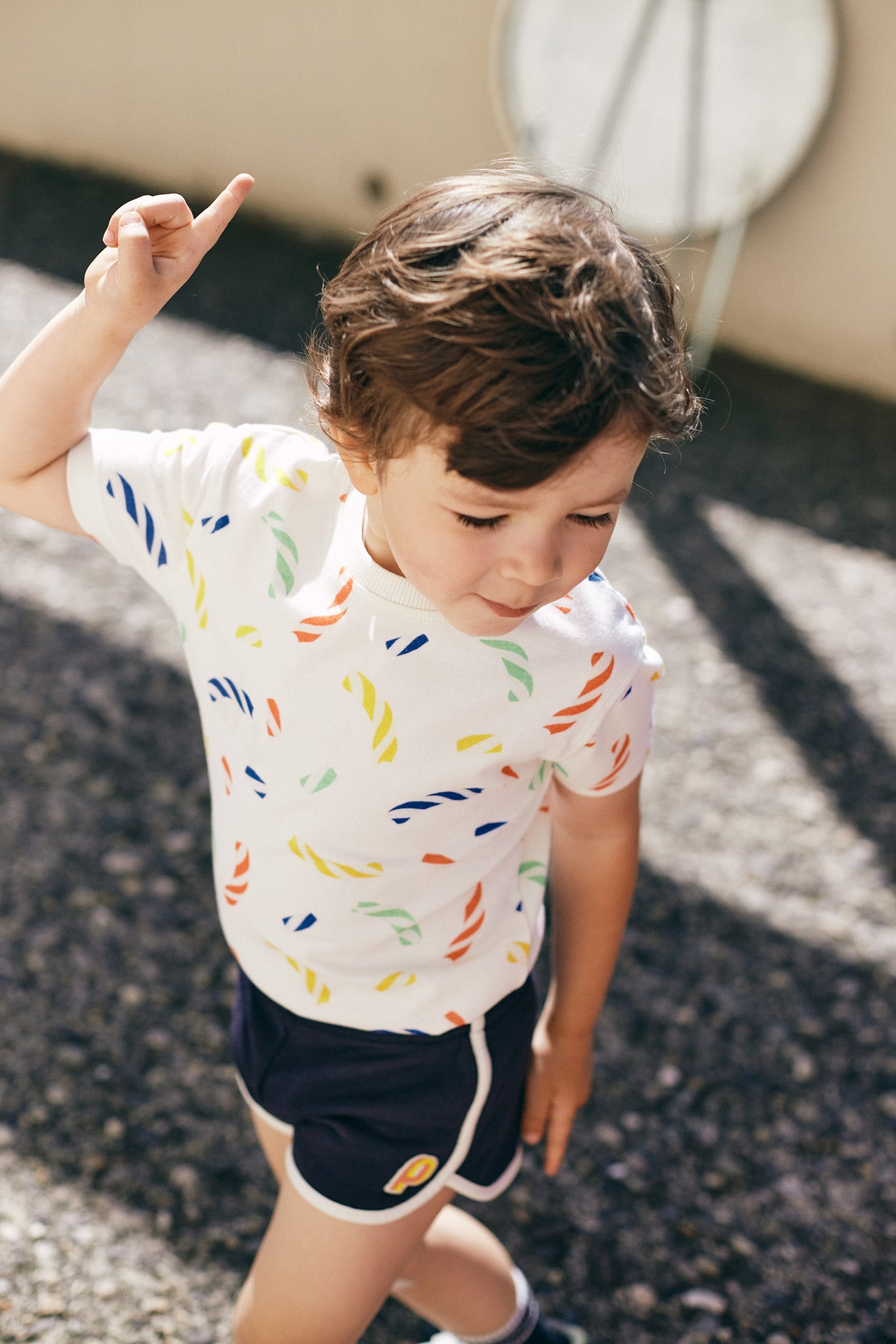 tee-shirt enfant imprimé bonbons, en coton bio, mixte, porté par Tsigo vue de face