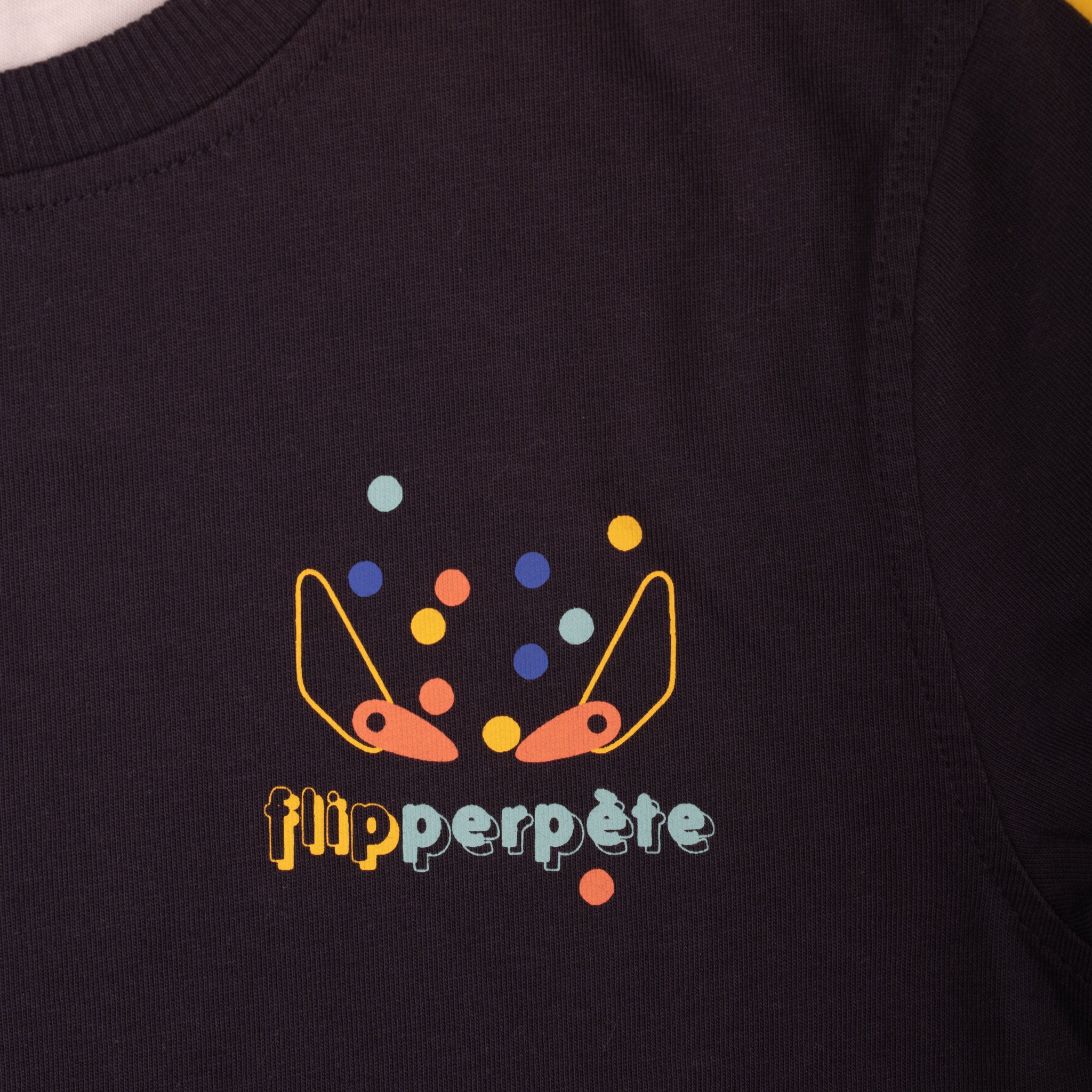 zoom sur le marquage coeur du tee-shirt Flipperpète, multicolore. vêtement en coton 100% bio, mixte, pour filles et garçons