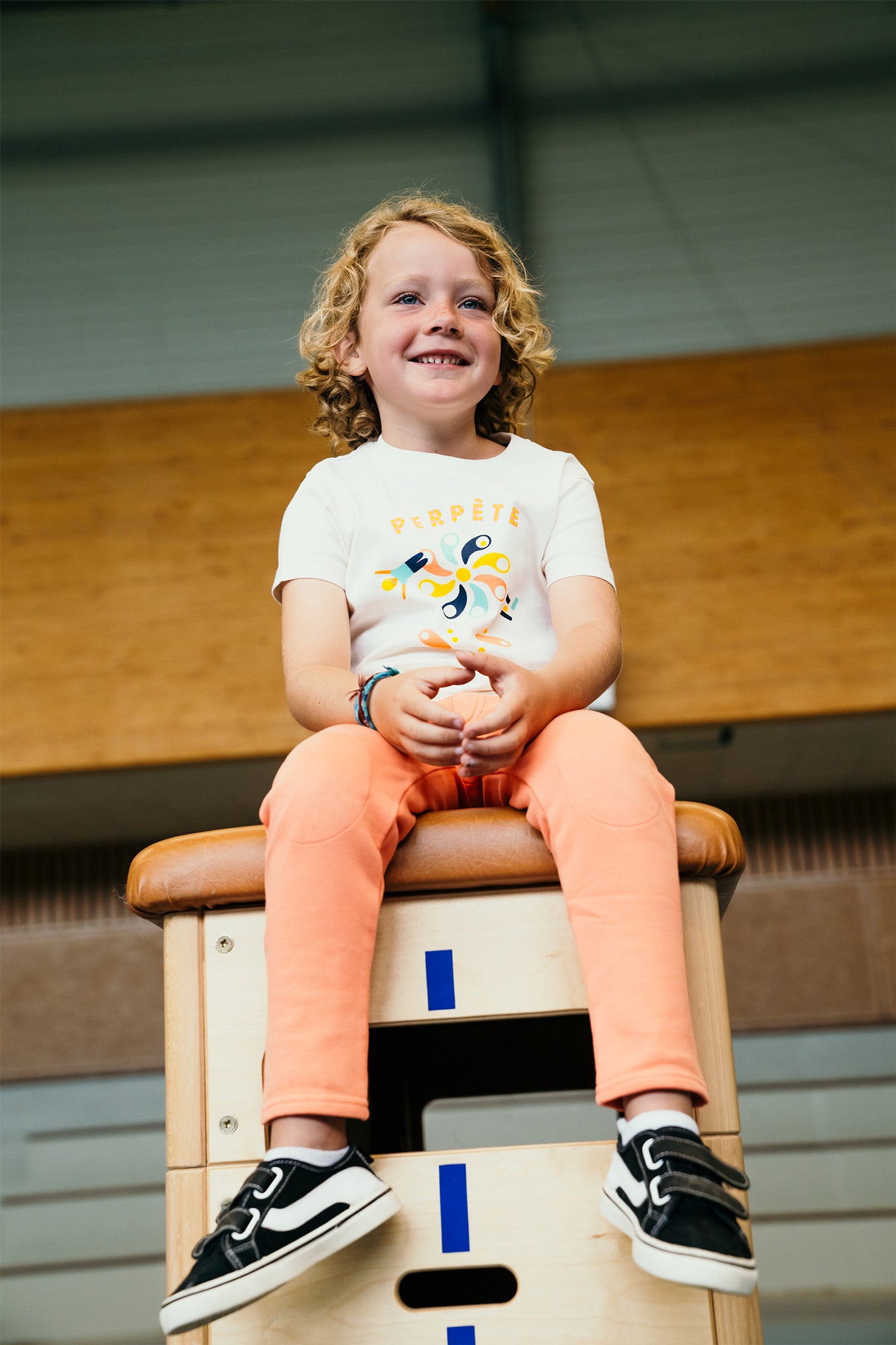 Tee-shirt Perpète game enfant, en coton bio, mixte, coloris crème avec motif sérigraphié coloré Perpète, porté par Sasha, vu de face