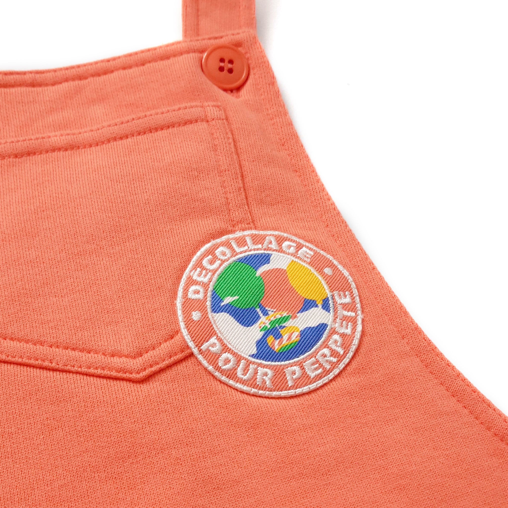 zoom sur le patch imprimé et brodé de la robe Perpète Power.