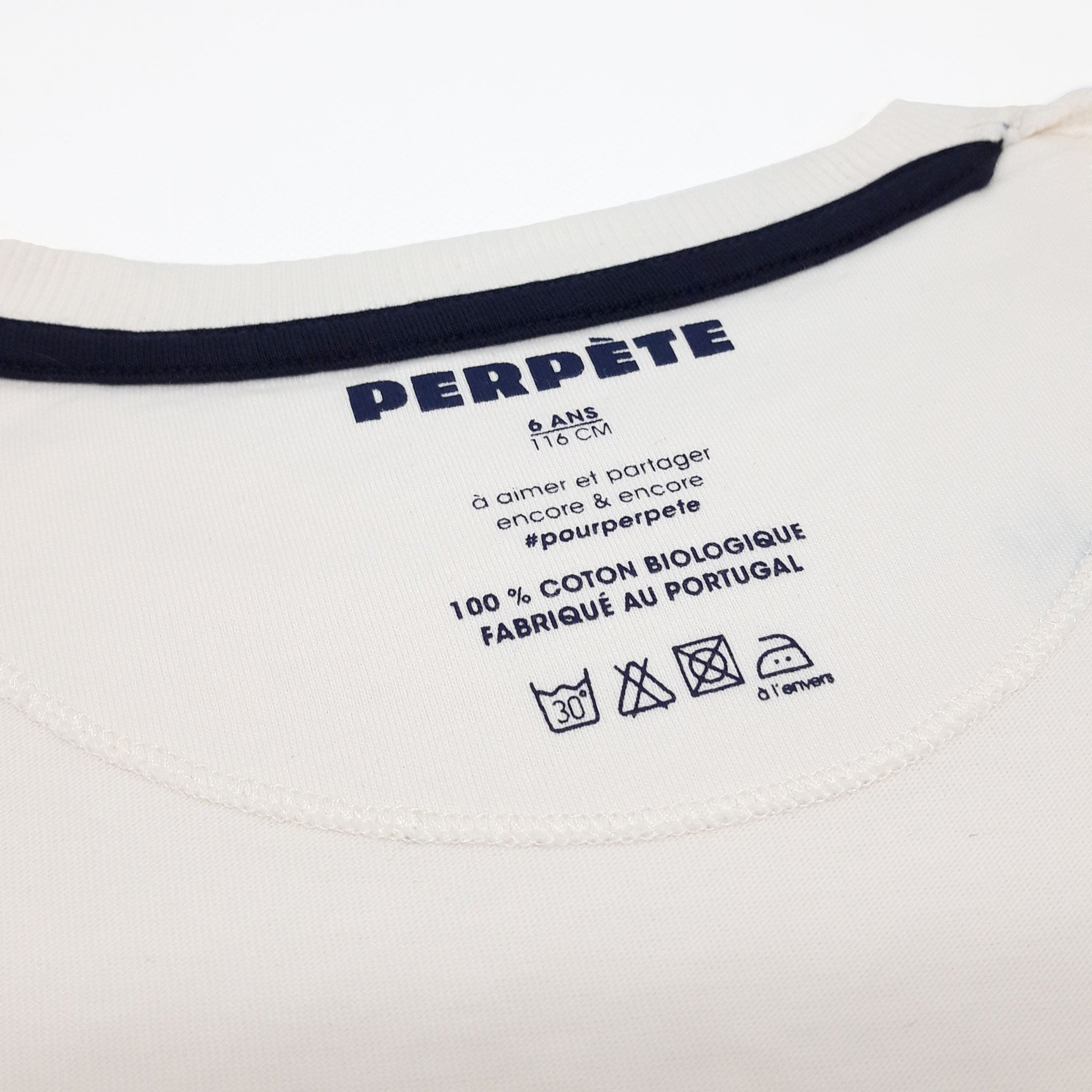 détail intérieur sans étiquette du tee-shirt enfant Sweety Perpète, mixte, en coton bio