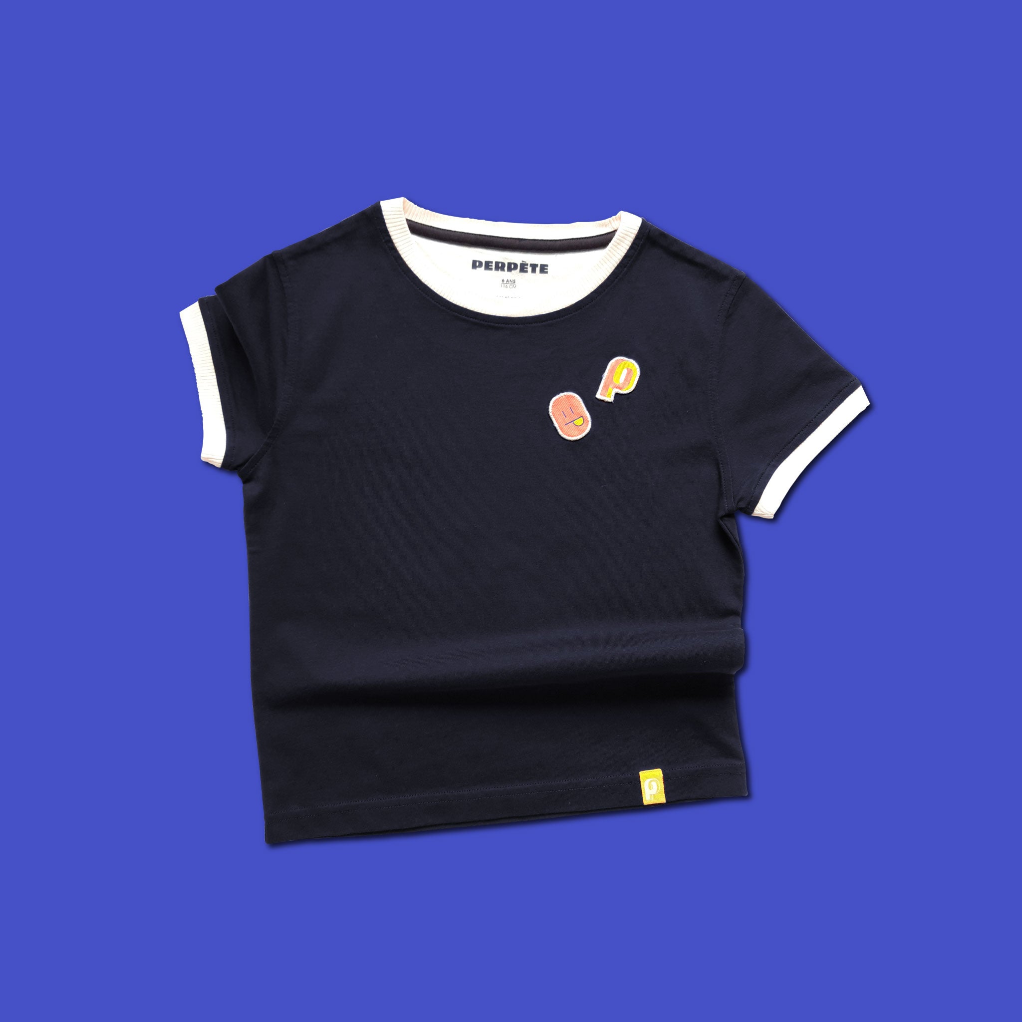 Tee-shirt More Perpète enfant, mixte, en coton bio, coloris marine avec le col et les bas de manches contrastés crèmes et des patchs smiley sur la poitrine, à plat