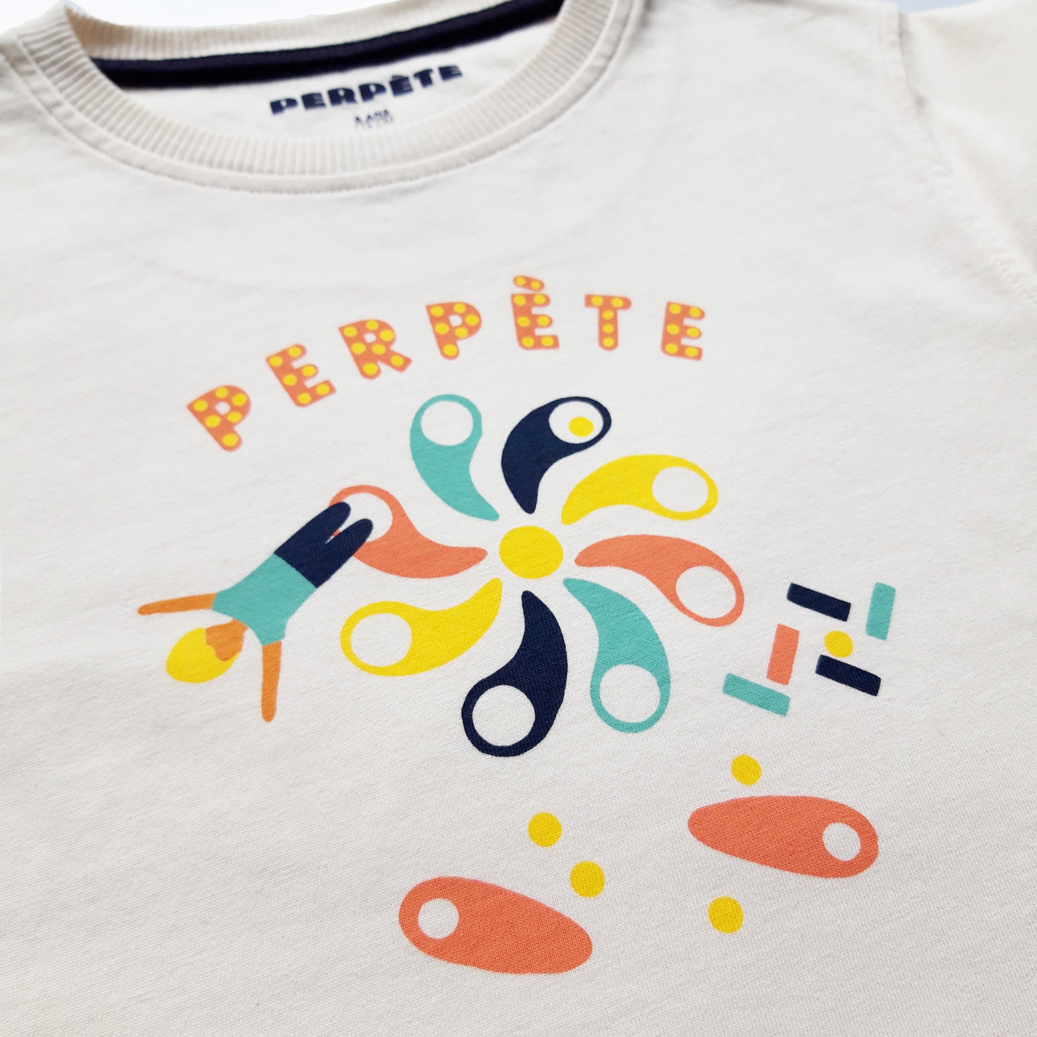 zoom sur le motif sérigraphié du tee-shirt enfant Perpète game enfant, en coton bio.