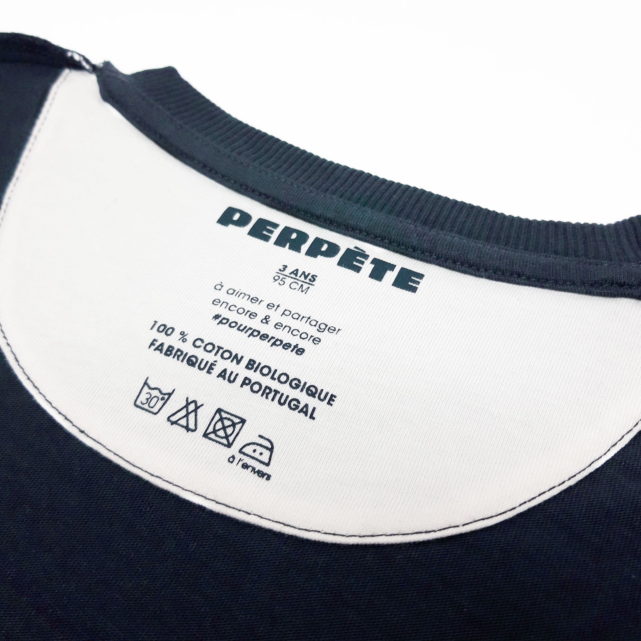 détail intérieur sans étiquette du tee-shirt enfant manches longues Perpète Land, mixte, en coton bio