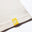 Zoom sur l'étiquette jaune, en bas du tee-shirt More Perpète enfant, avec le P de Perpète imprimé